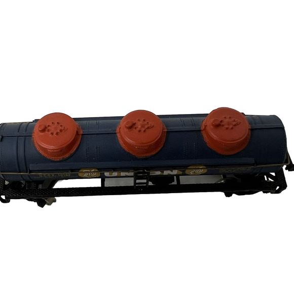 N Bachmann 39' Triple Dome Tank Car Union 76 UCOX #10162 (no box) - Picture 2 of 3